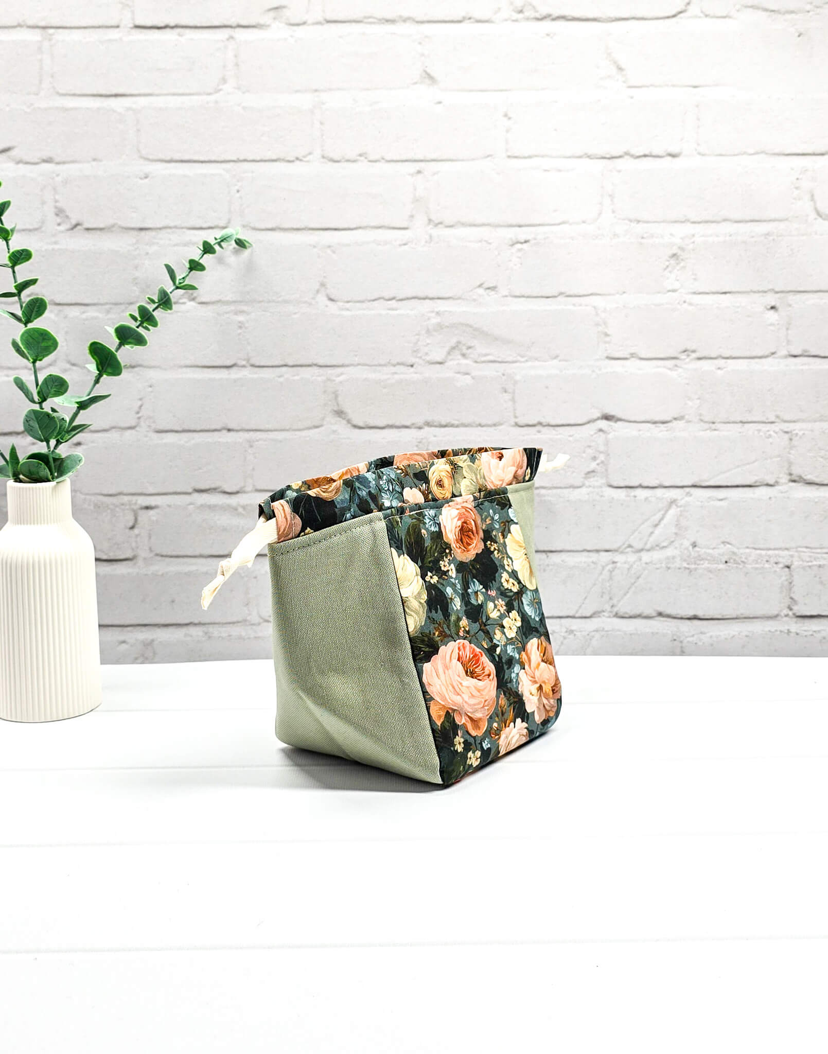 Projekttasche Lina Vintage Garden floral grün beige Canvas - handgenäht in Bayern von Nadelmikado