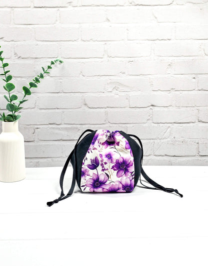 Projekttasche Lina Violet Bloom lila Blumen mit schwarzem Canvas - handgenäht in Bayern von Nadelmikado