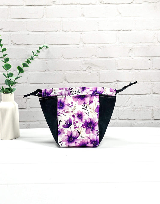 Projekttasche Lina Violet Bloom lila Blumen mit schwarzem Canvas - handgenäht in Bayern von Nadelmikado