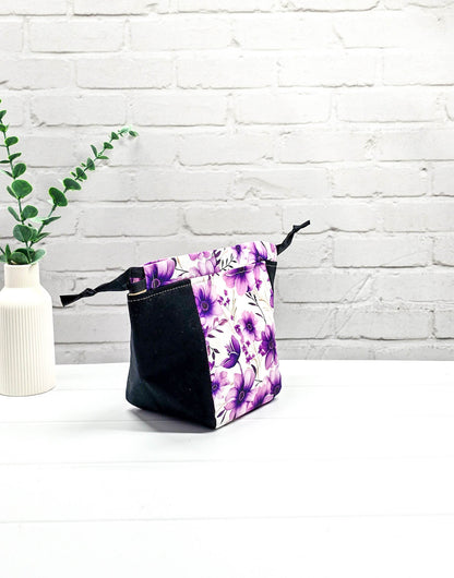 Projekttasche Lina Violet Bloom lila Blumen mit schwarzem Canvas - handgenäht in Bayern von Nadelmikado