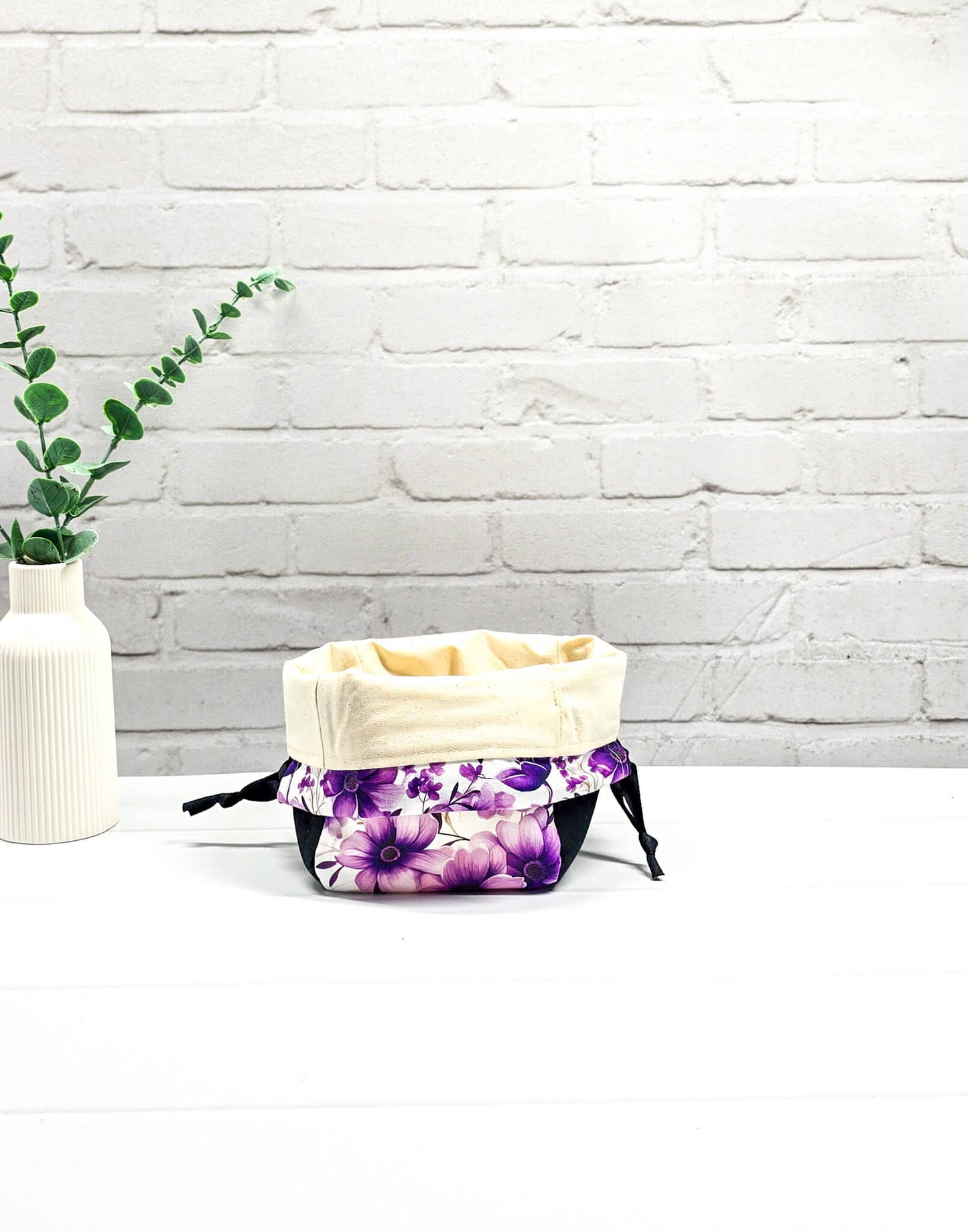 Projekttasche Lina Violet Bloom lila Blumen mit schwarzem Canvas - handgenäht in Bayern von Nadelmikado