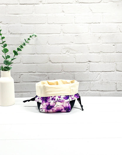 Projekttasche Lina Violet Bloom lila Blumen mit schwarzem Canvas - handgenäht in Bayern von Nadelmikado