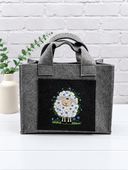 Projekttasche Liv aus dunkelgrauem Filz mit besticktem Blumenschaf – handgenäht in Bayern von NadelMikado