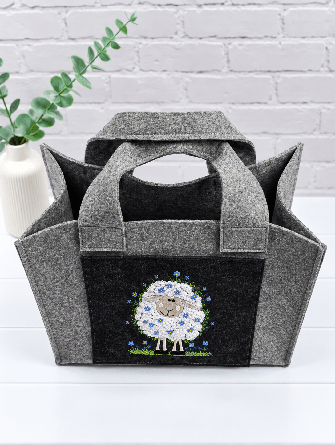 Projekttasche Liv aus dunkelgrauem Filz mit besticktem Blumenschaf – handgenäht in Bayern von NadelMikado