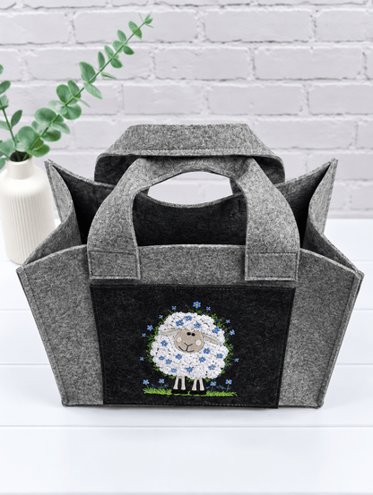 Projekttasche Liv aus dunkelgrauem Filz mit besticktem Blumenschaf – handgenäht in Bayern von NadelMikado