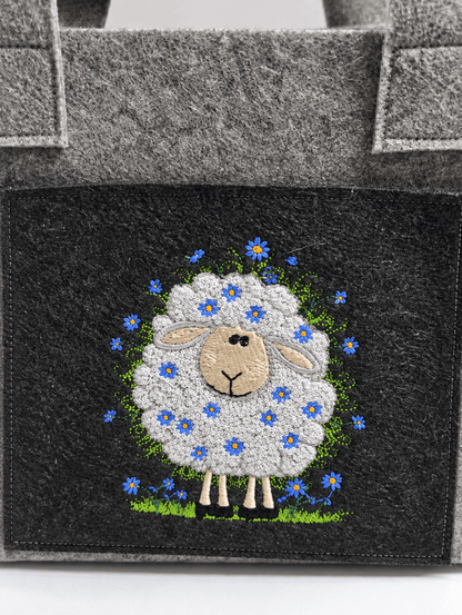Projekttasche Liv aus dunkelgrauem Filz mit besticktem Blumenschaf – handgenäht in Bayern von NadelMikado