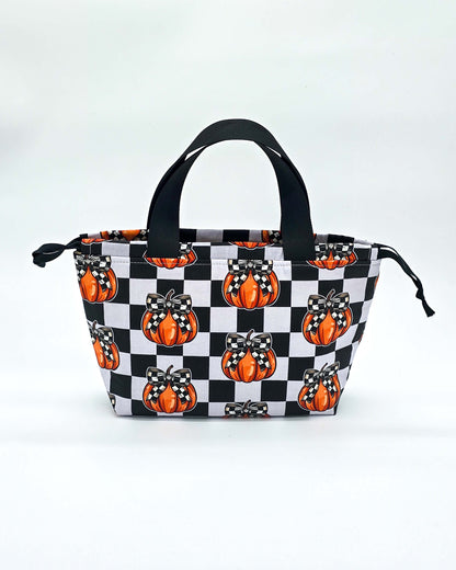 Alva Bag Pumpkin Check – Projekttasche mit Kürbissen und Karomuster, handgenäht in Bayern von Nadelmikado