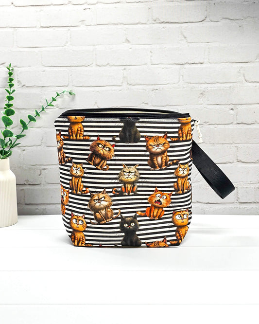 Stricktasche mit Reißverschluss Katzen auf Streifen - handgenäht in Bayern von Nadelmikado