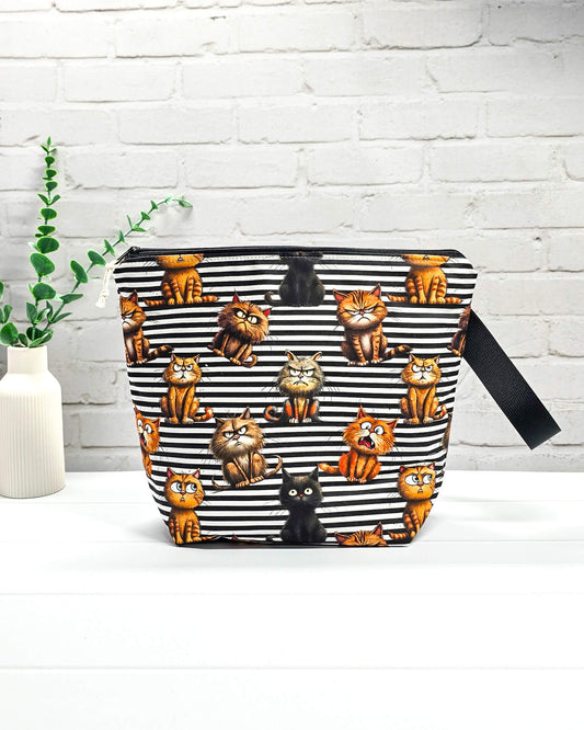 Stricktasche mit Reißverschluss Katzen auf Streifen - handgenäht in Bayern von Nadelmikado
