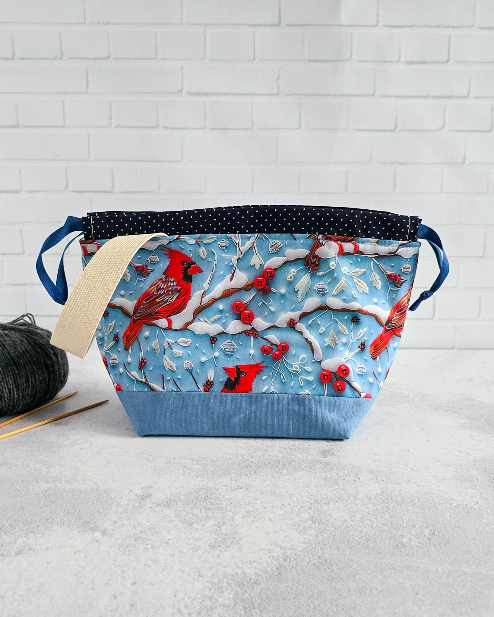 Winterliche Projekttasche mit rotem Vogelmotiv auf blauem Stoff - handgenäht in Bayern von Nadelmikado