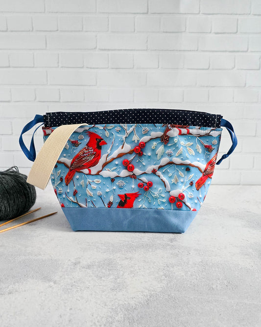 Winterliche Projekttasche mit rotem Vogelmotiv auf blauem Stoff - handgenäht in Bayern von Nadelmikado
