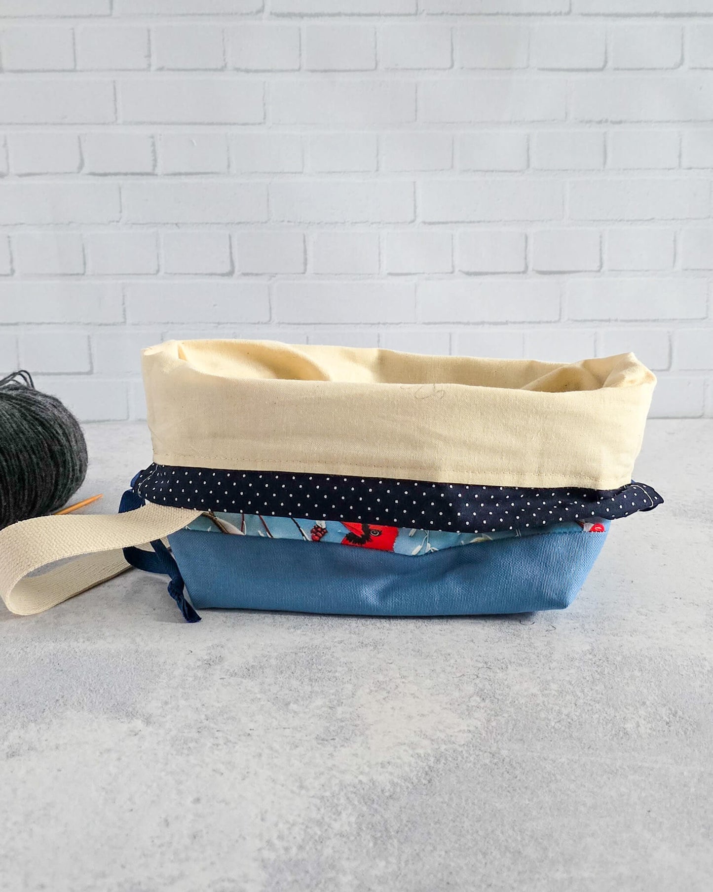 Winterliche Projekttasche mit rotem Vogelmotiv auf blauem Stoff - handgenäht in Bayern von Nadelmikado