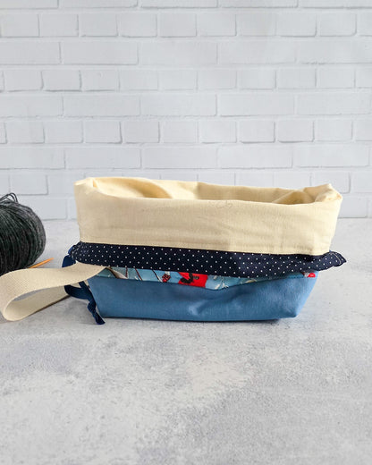 Winterliche Projekttasche mit rotem Vogelmotiv auf blauem Stoff - handgenäht in Bayern von Nadelmikado