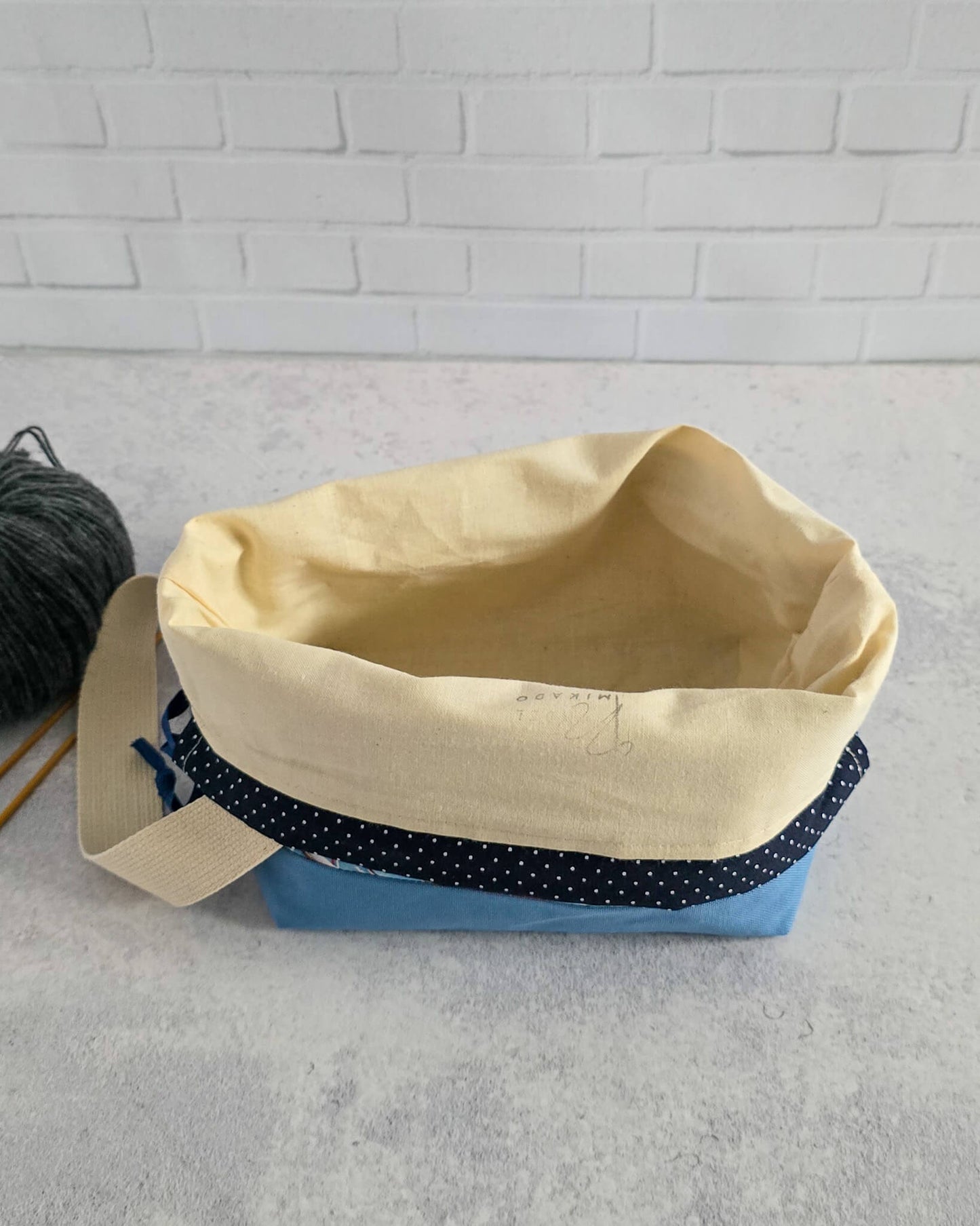 Winterliche Projekttasche mit rotem Vogelmotiv auf blauem Stoff - handgenäht in Bayern von Nadelmikado