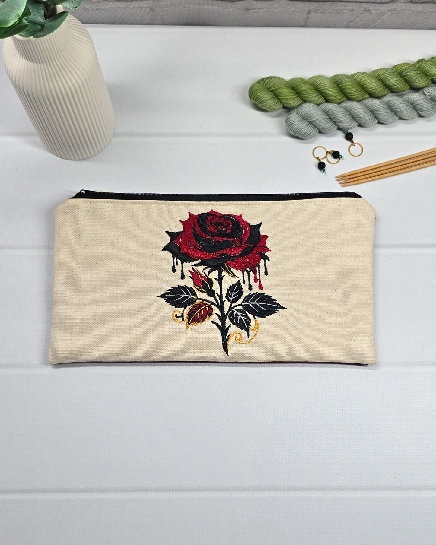 Projekttasche Runa aus hellem Canvas mit gestickter Gothic Rose und schwarzem Reißverschluss. Handgenäht in Bayern von Nadelmikado.