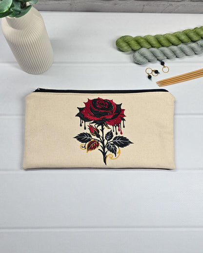 Projekttasche Runa aus hellem Canvas mit gestickter Gothic Rose und schwarzem Reißverschluss. Handgenäht in Bayern von Nadelmikado.