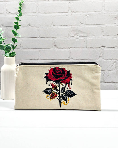 Projekttasche Runa aus hellem Canvas mit gestickter Gothic Rose und schwarzem Reißverschluss. Handgenäht in Bayern von Nadelmikado.