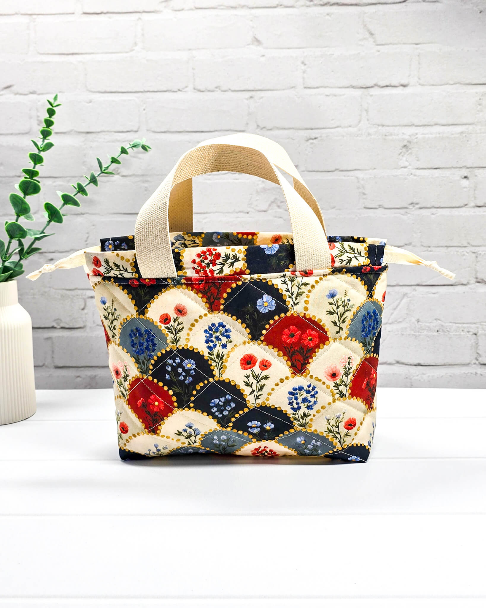 Projekttasche S Alva Patchwork Blumen rot blau - handgenäht in Bayern von Nadelmikado