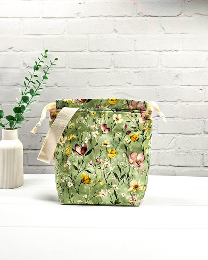 Projekttasche Größe S für Strick und Häkelprojekte mit Wildblumenmotiven. Handgenäht in Bayern von Nadelmikado. 