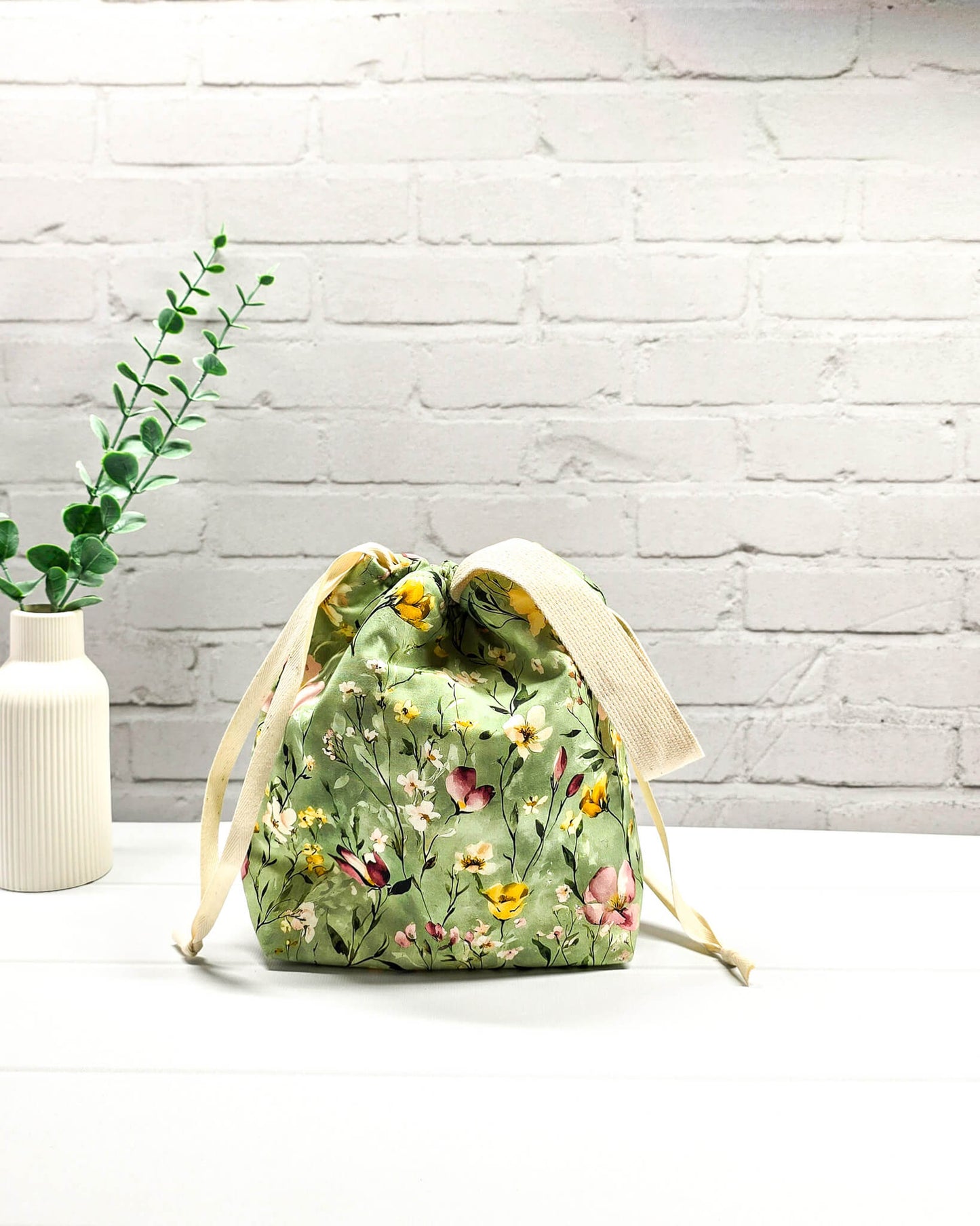 Projekttasche Größe S für Strick und Häkelprojekte mit Wildblumenmotiven. Handgenäht in Bayern von Nadelmikado. 