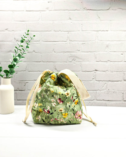 Projekttasche Größe S für Strick und Häkelprojekte mit Wildblumenmotiven. Handgenäht in Bayern von Nadelmikado. 