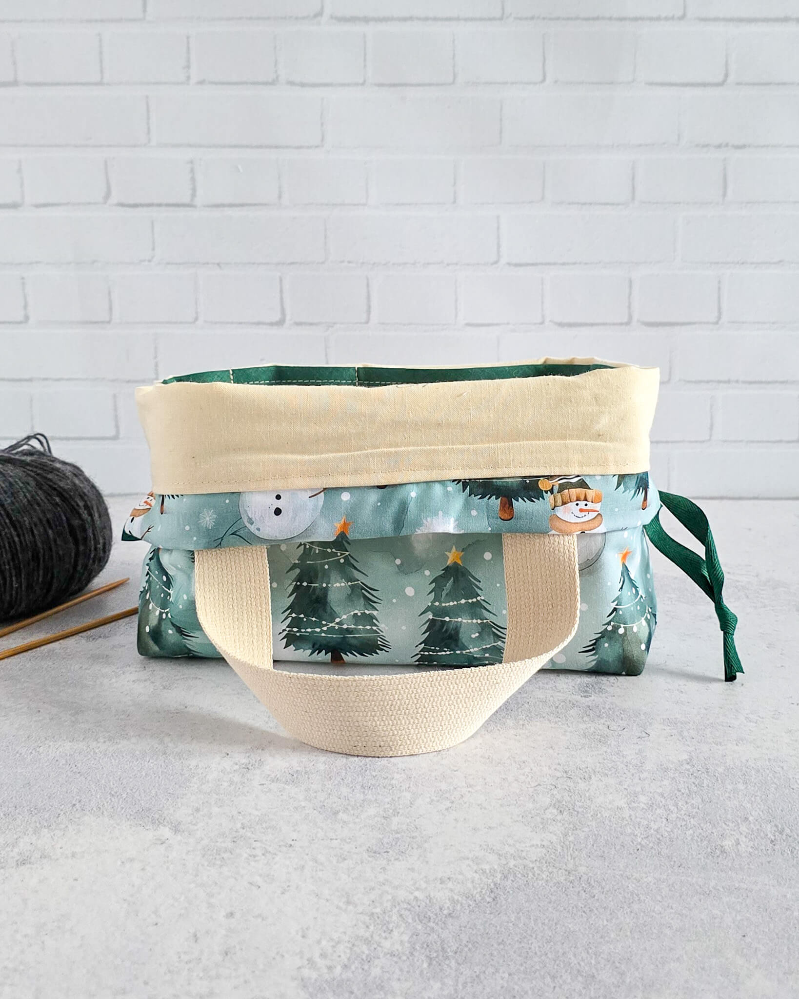 Alva Projekttasche mit Schneemann- und Tannenmotiv - handgenäht in Bayern von Nadelmikado