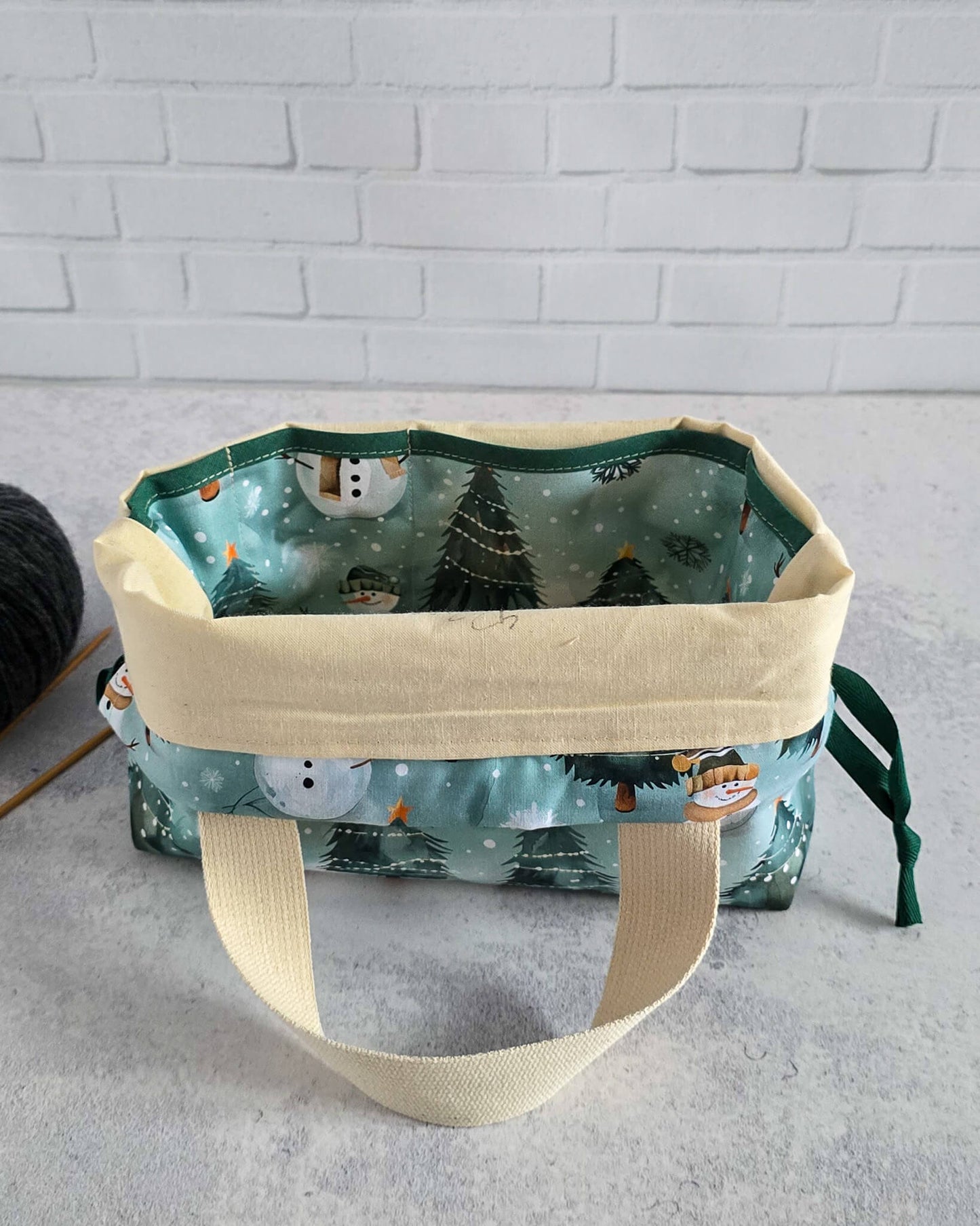 Alva Projekttasche mit Schneemann- und Tannenmotiv - handgenäht in Bayern von Nadelmikado