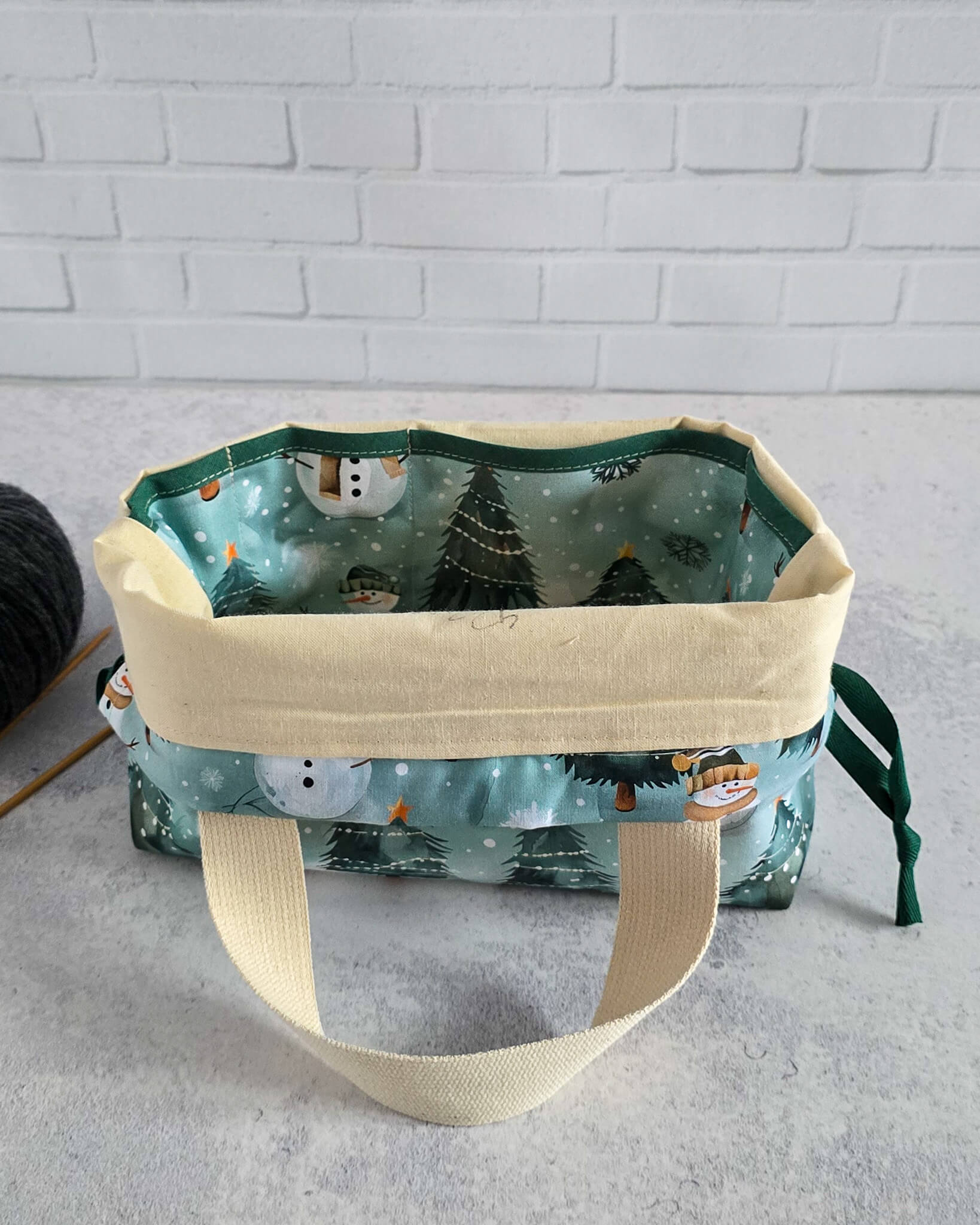 Alva Projekttasche mit Schneemann- und Tannenmotiv - handgenäht in Bayern von Nadelmikado