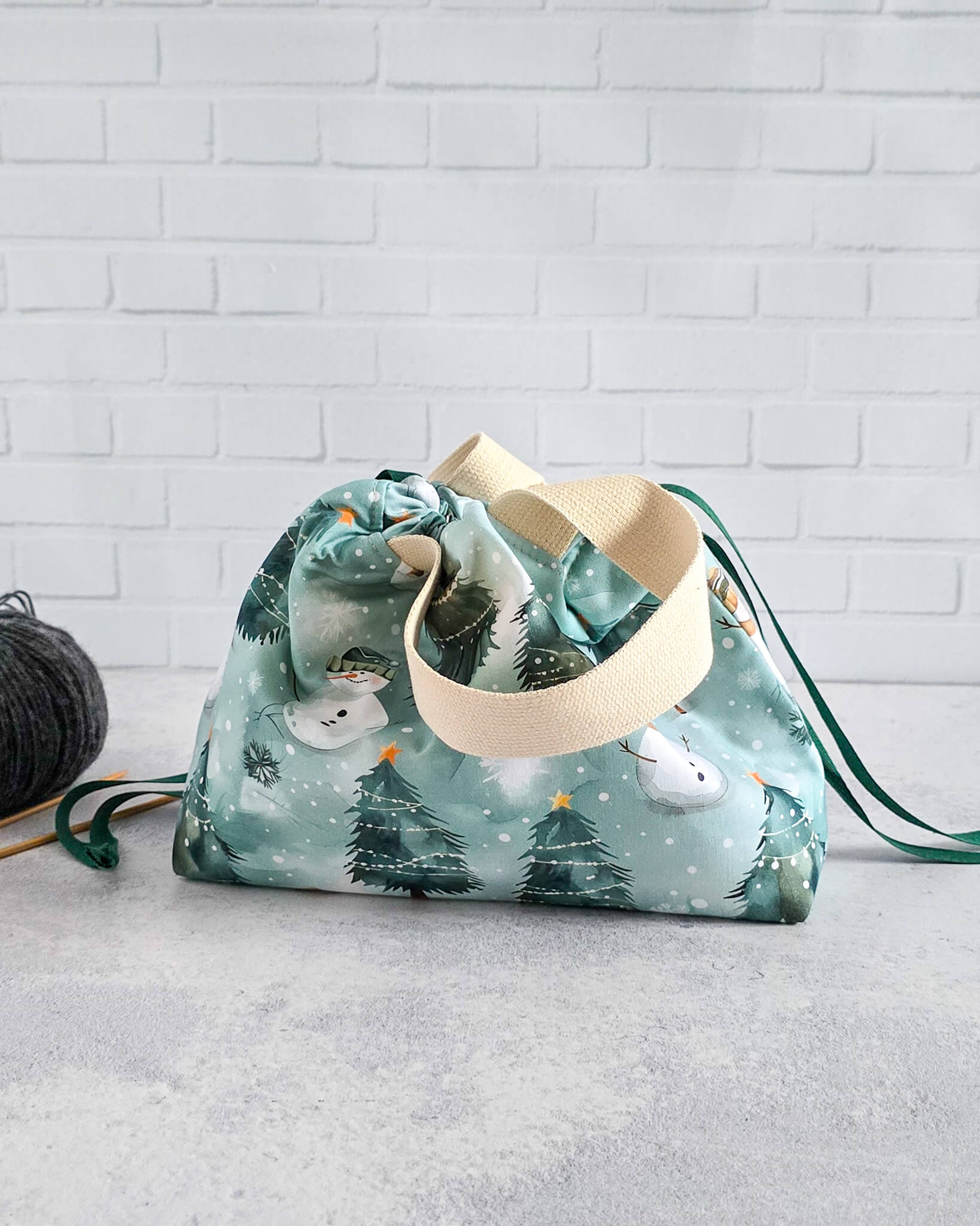 Alva Projekttasche mit Schneemann- und Tannenmotiv - handgenäht in Bayern von Nadelmikado