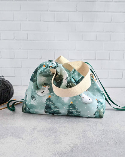 Alva Projekttasche mit Schneemann- und Tannenmotiv - handgenäht in Bayern von Nadelmikado