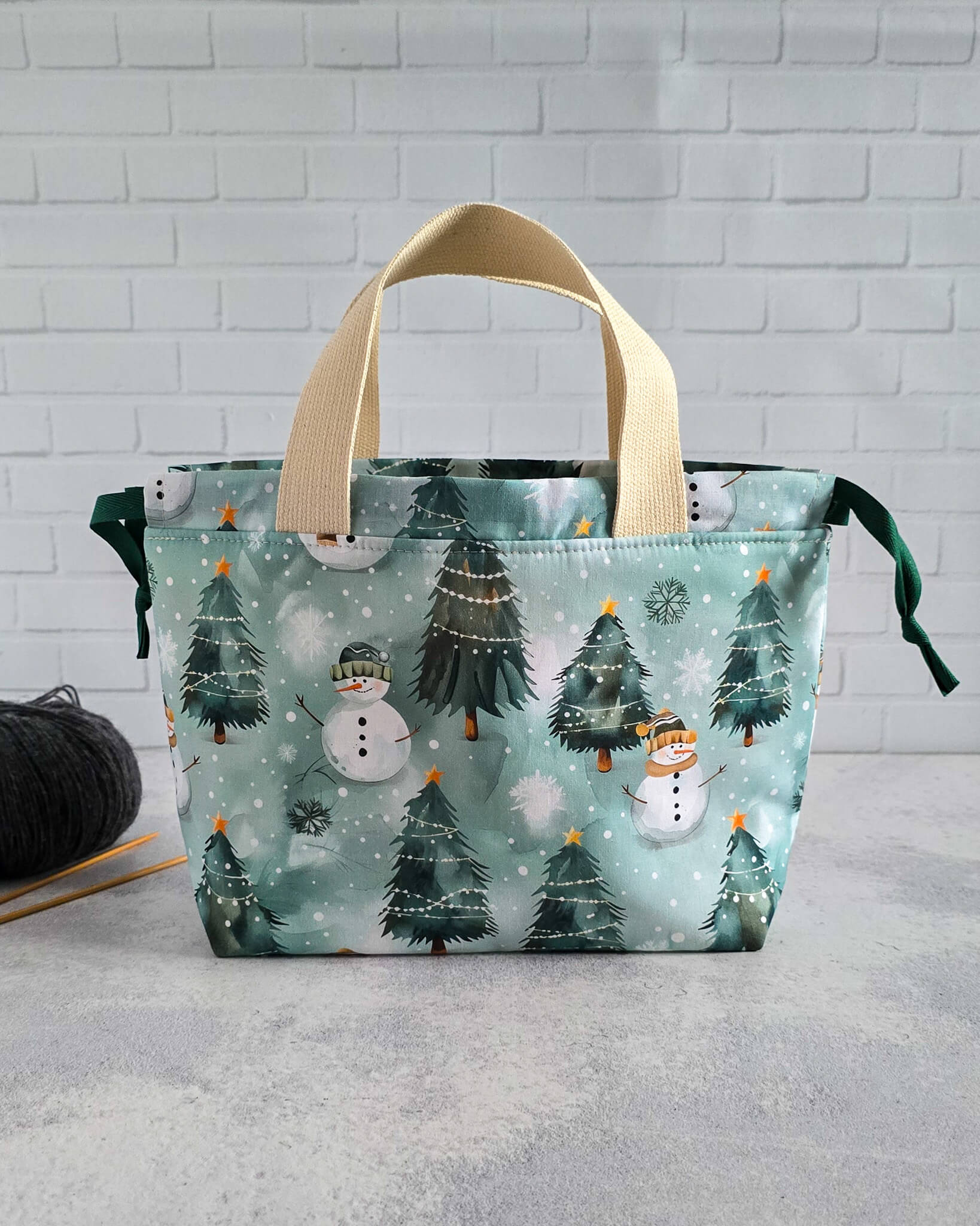 Alva Projekttasche mit Schneemann- und Tannenmotiv - handgenäht in Bayern von Nadelmikado