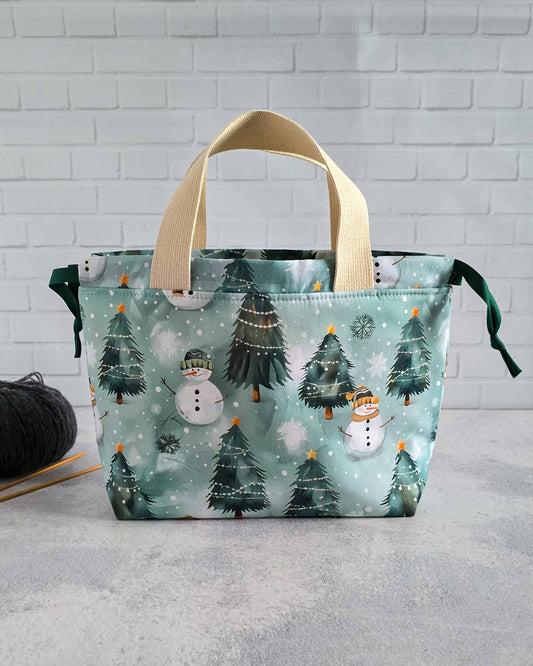 Alva Projekttasche mit Schneemann- und Tannenmotiv - handgenäht in Bayern von Nadelmikado