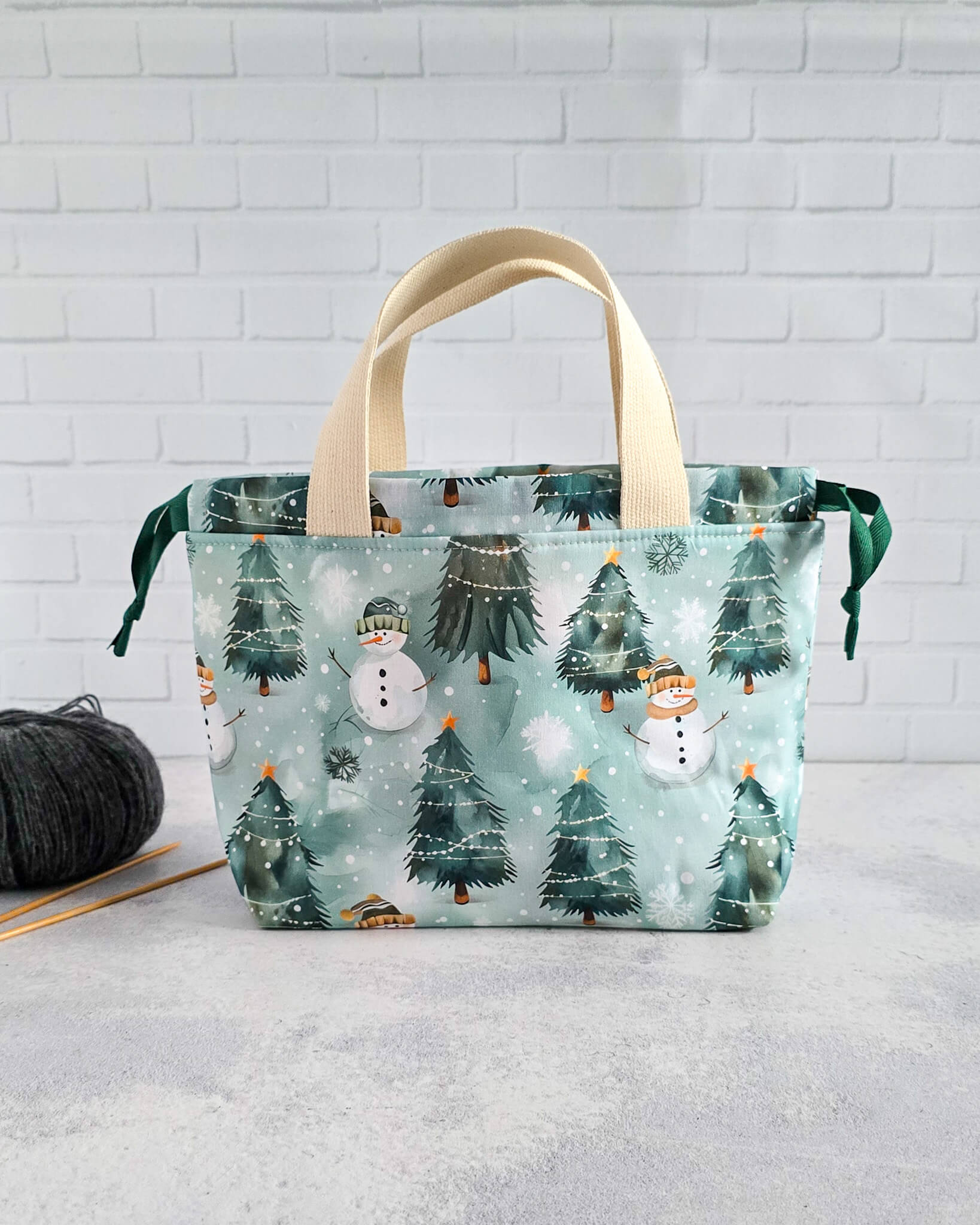 Alva Projekttasche mit Schneemann- und Tannenmotiv - handgenäht in Bayern von Nadelmikado