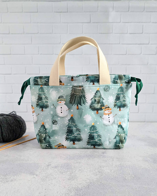 Alva Projekttasche mit Schneemann- und Tannenmotiv - handgenäht in Bayern von Nadelmikado