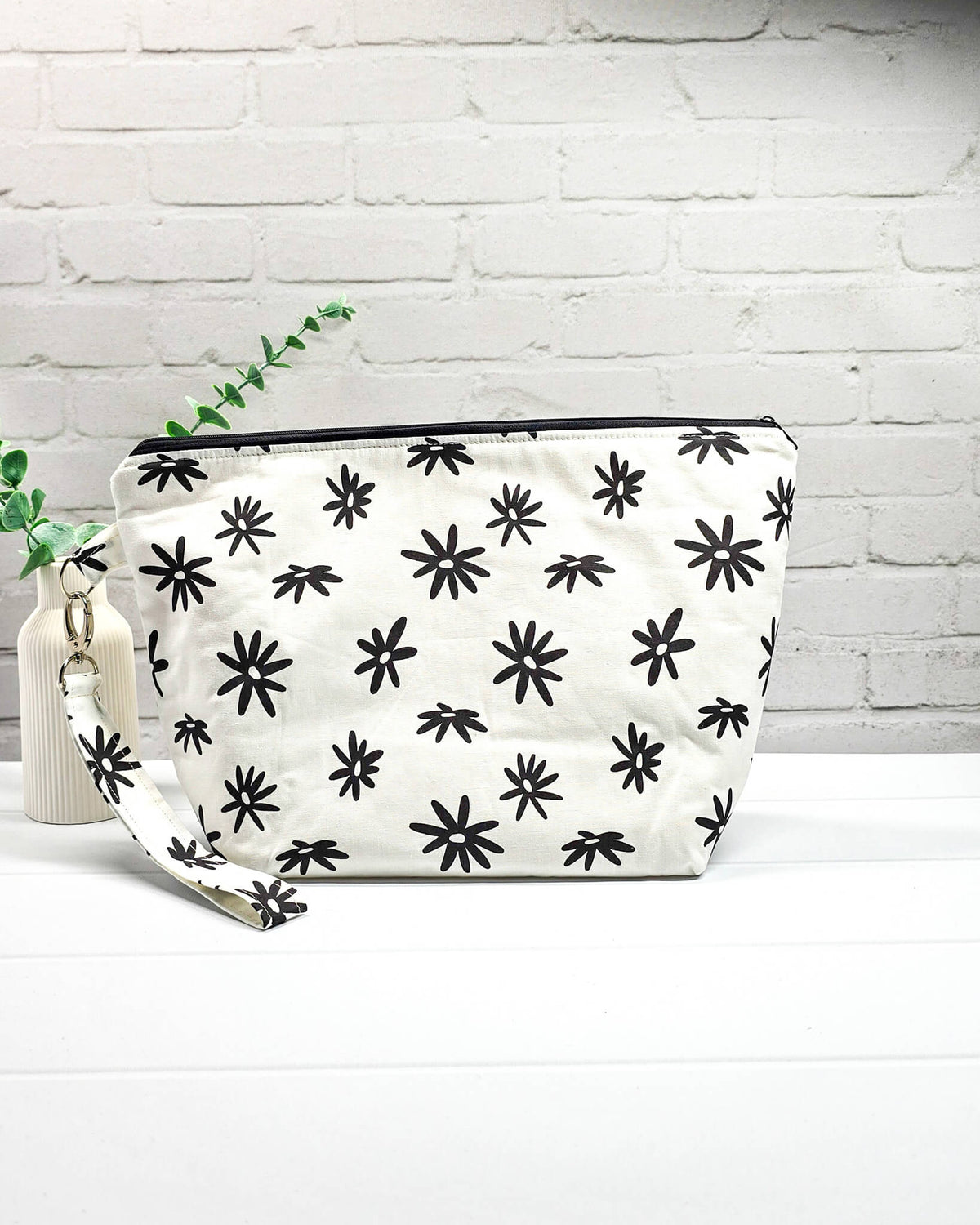 Stricktasche in Creme mit schwarzen Blüten, Reißverschluss und Handschlaufe. Handgenäht in Bayern von NadelMikado.