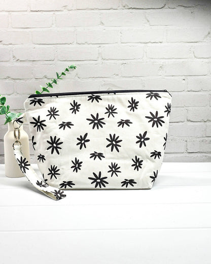 Stricktasche in Creme mit schwarzen Blüten, Reißverschluss und Handschlaufe. Handgenäht in Bayern von NadelMikado.