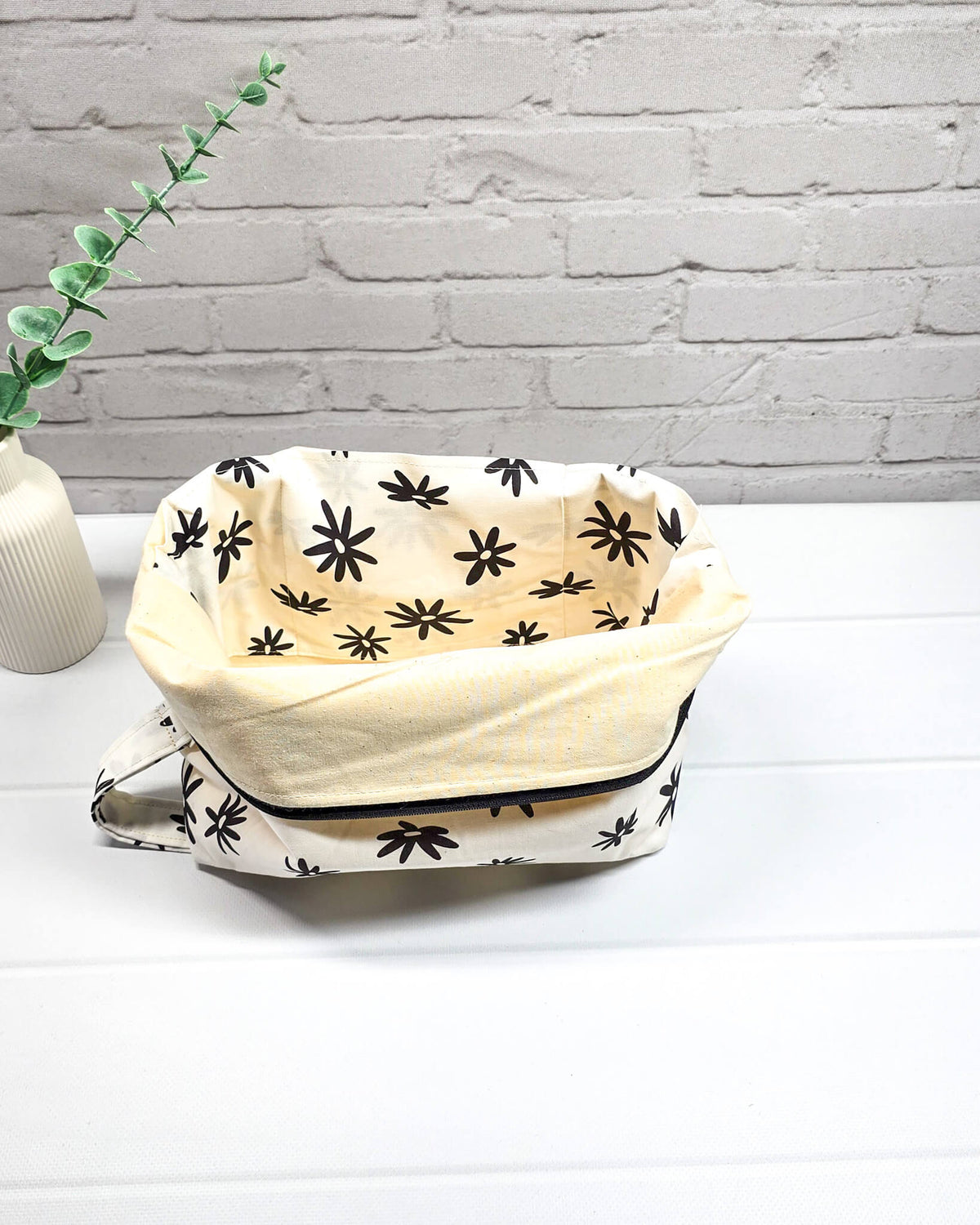 Stricktasche in Creme mit schwarzen Blüten, Reißverschluss und Handschlaufe. Handgenäht in Bayern von NadelMikado.