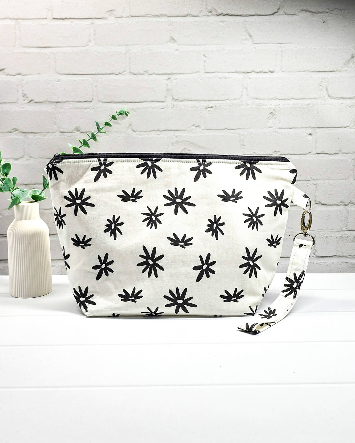 Stricktasche in Creme mit schwarzen Blüten, Reißverschluss und Handschlaufe. Handgenäht in Bayern von NadelMikado.