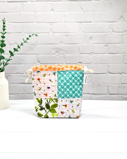 kleine Stricktasche mit Patchwork aus Blumenstoffen - handgenäht in Bayern von Nadelmikado