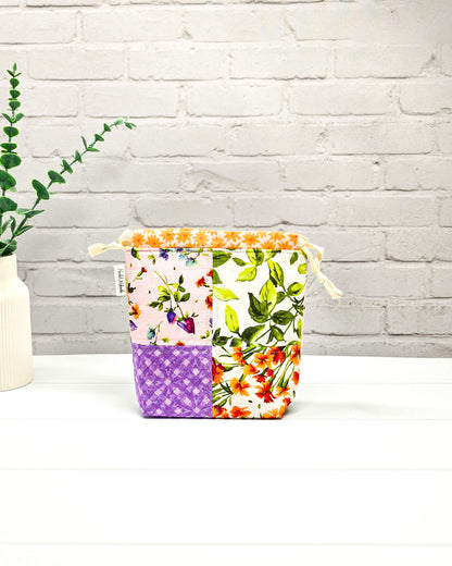 kleine Stricktasche mit Patchwork aus Blumenstoffen - handgenäht in Bayern von Nadelmikado