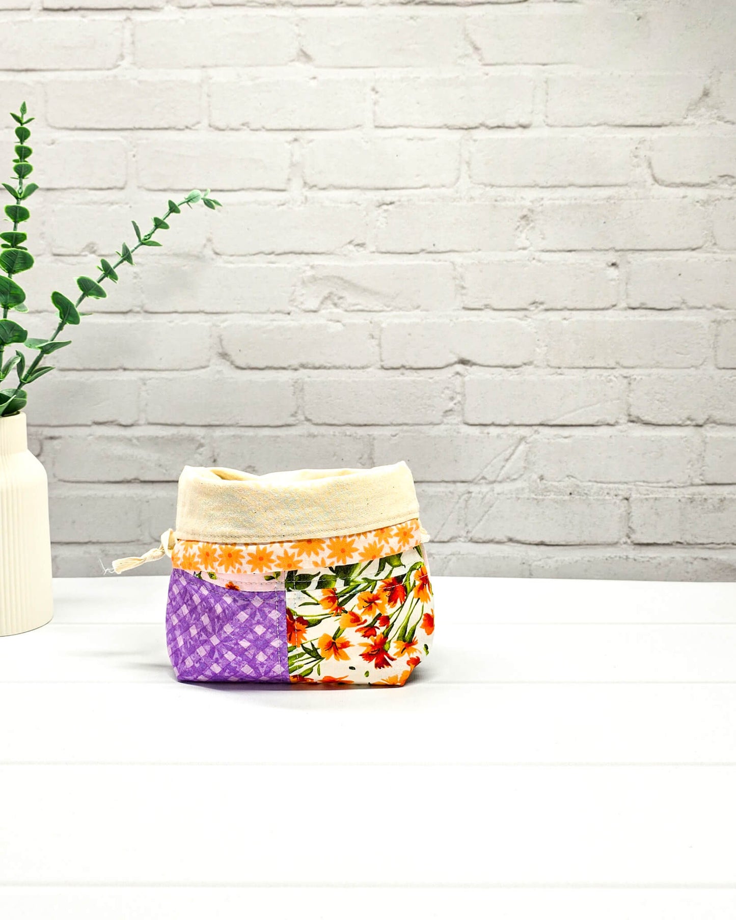 kleine Stricktasche mit Patchwork aus Blumenstoffen - handgenäht in Bayern von Nadelmikado