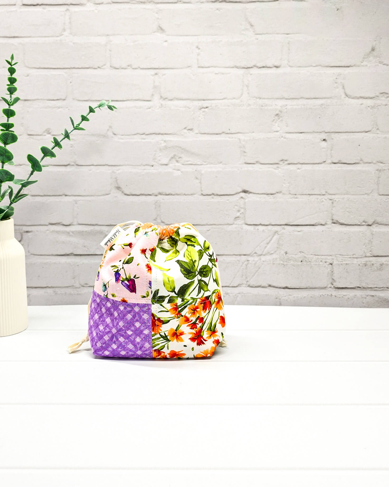 kleine Stricktasche mit Patchwork aus Blumenstoffen - handgenäht in Bayern von Nadelmikado