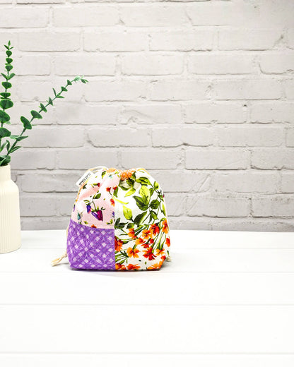 kleine Stricktasche mit Patchwork aus Blumenstoffen - handgenäht in Bayern von Nadelmikado