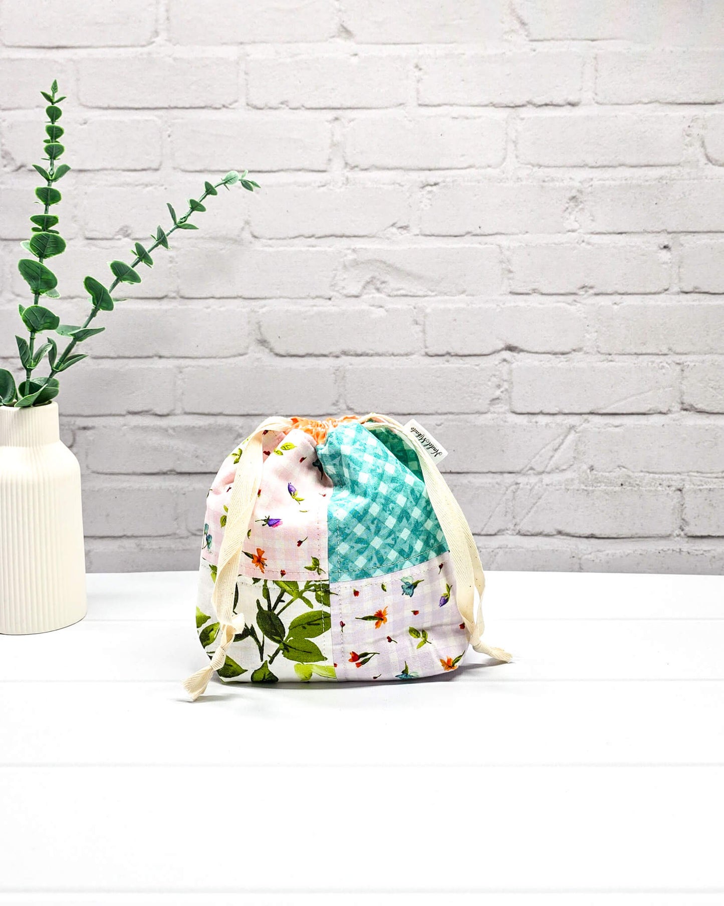 kleine Stricktasche mit Patchwork aus Blumenstoffen - handgenäht in Bayern von Nadelmikado