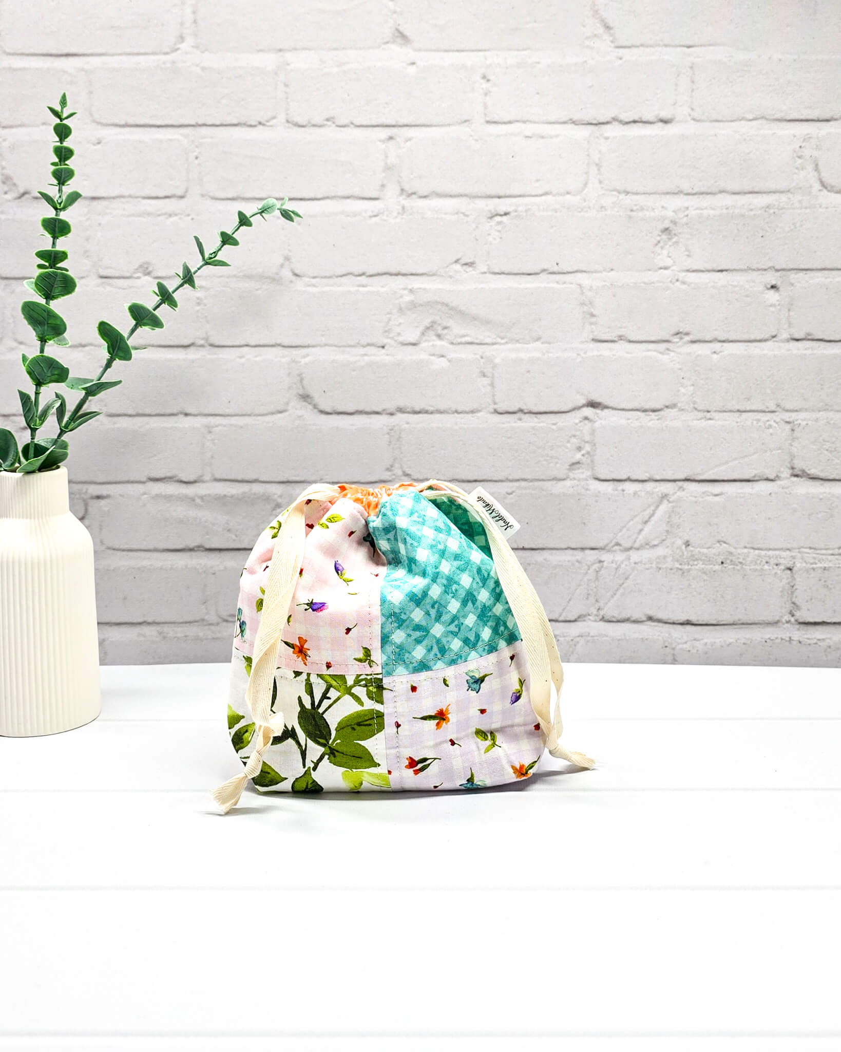 kleine Stricktasche mit Patchwork aus Blumenstoffen - handgenäht in Bayern von Nadelmikado