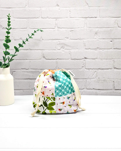 kleine Stricktasche mit Patchwork aus Blumenstoffen - handgenäht in Bayern von Nadelmikado