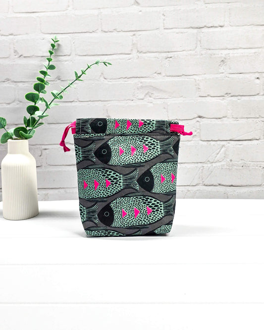 Projekttasche Tindra XS Fisch Muster grün schwarz mit Kordelzug handgenäht in Bayern von Nadelmikado