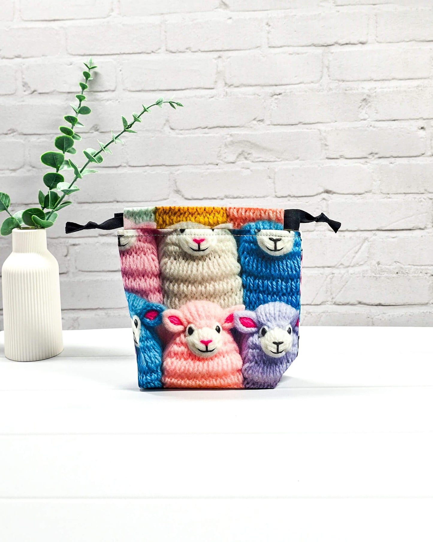 Projekttasche Tindra XS gestrickte Schafe bunt mit Kordelzug handgenäht in Bayern von Nadelmikado