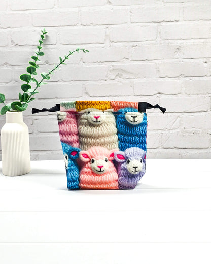 Projekttasche Tindra XS gestrickte Schafe bunt mit Kordelzug handgenäht in Bayern von Nadelmikado