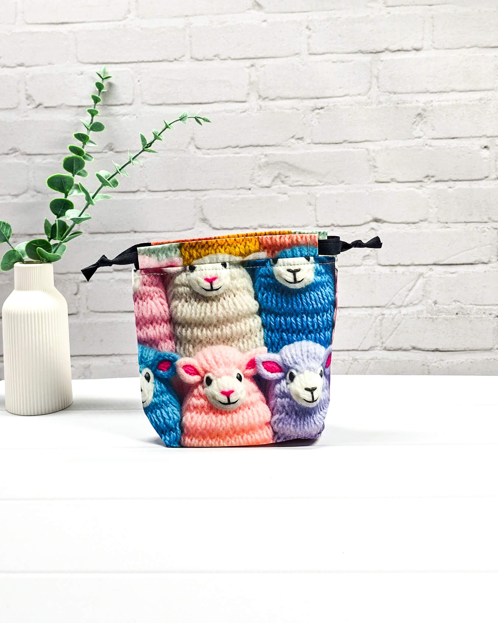 Projekttasche Tindra XS gestrickte Schafe bunt mit Kordelzug handgenäht in Bayern von Nadelmikado